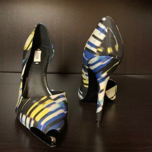 Guess cut out pump with metal toe tip